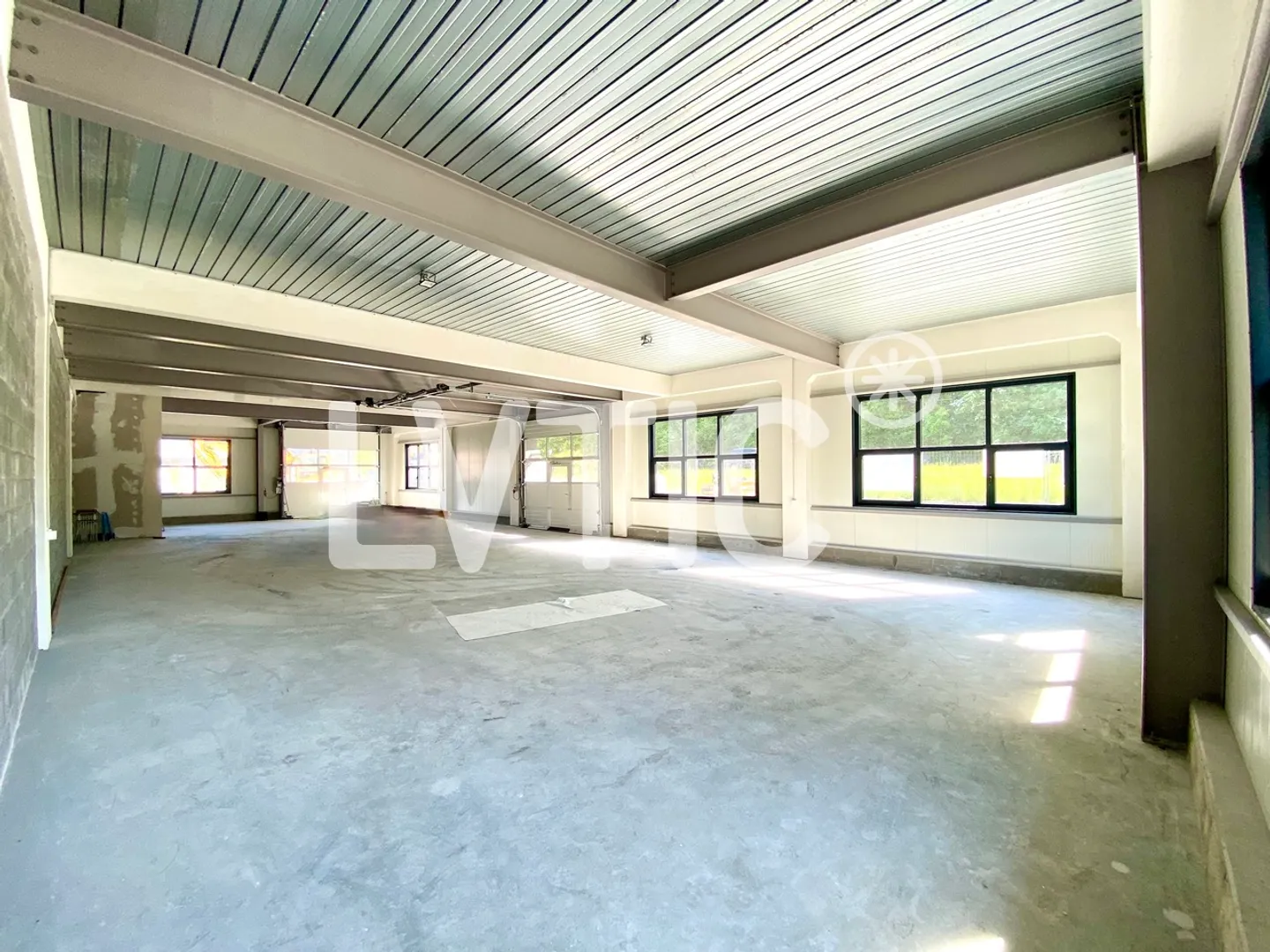 Magazzini, showroom, uffici, 1145 m2 divisibili in affitto vicino a Villeneuve - Foto 1 di 15