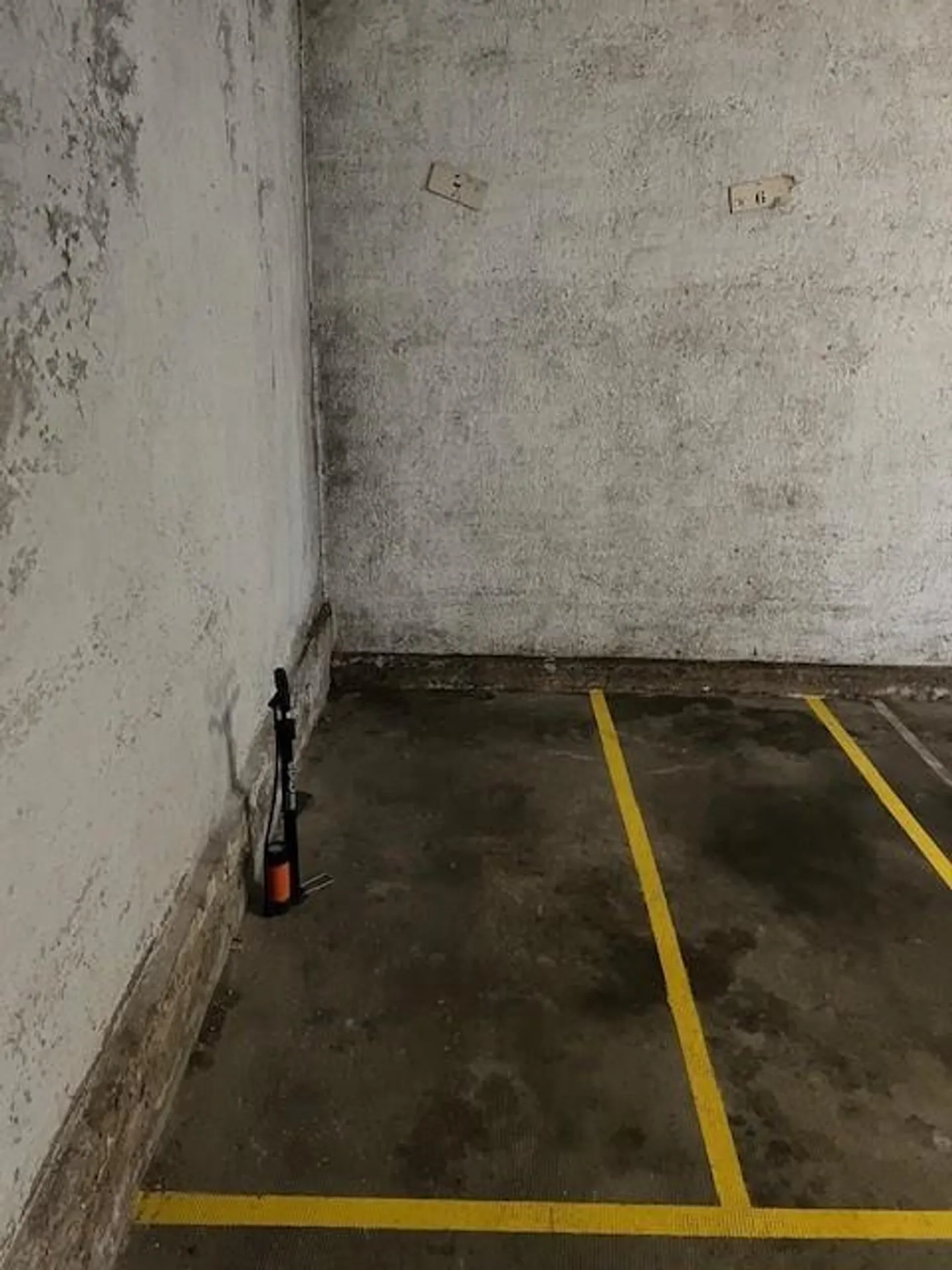 Überdachter Motorradparkplatz - Foto 1 von 3