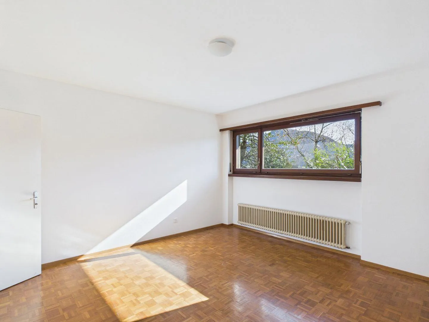 Opportunity to Enhance – 3.5 Rooms to Renovate - Photo 4 of 10