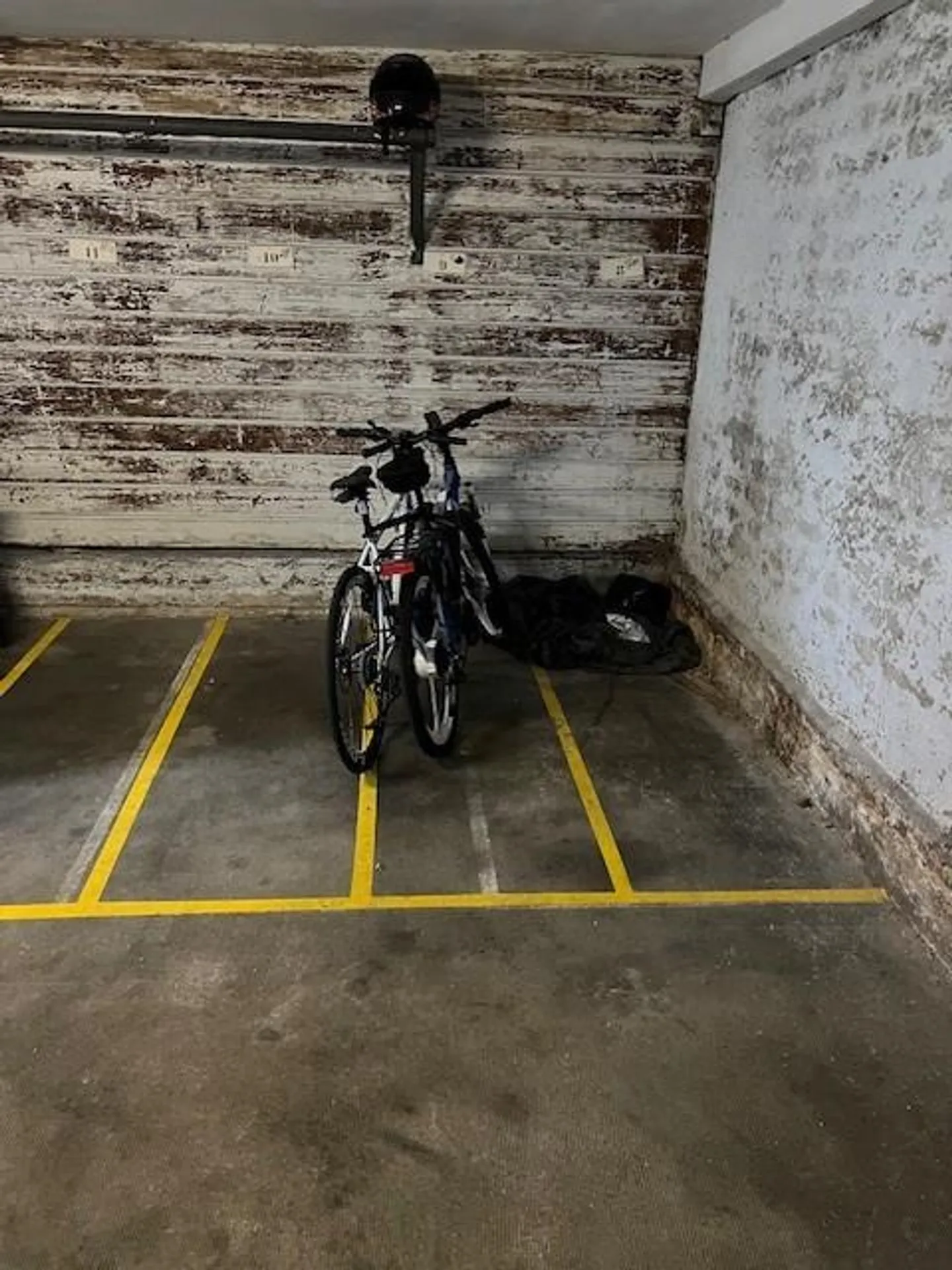 Überdachter Motorradparkplatz - Foto 2 von 3