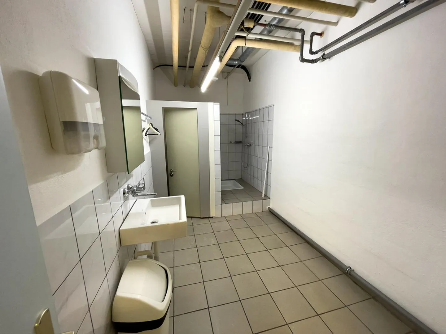 Grosszügige zentral gelegene Gewerbefläche für Lager- oder Produkti... - Foto 13 von 13