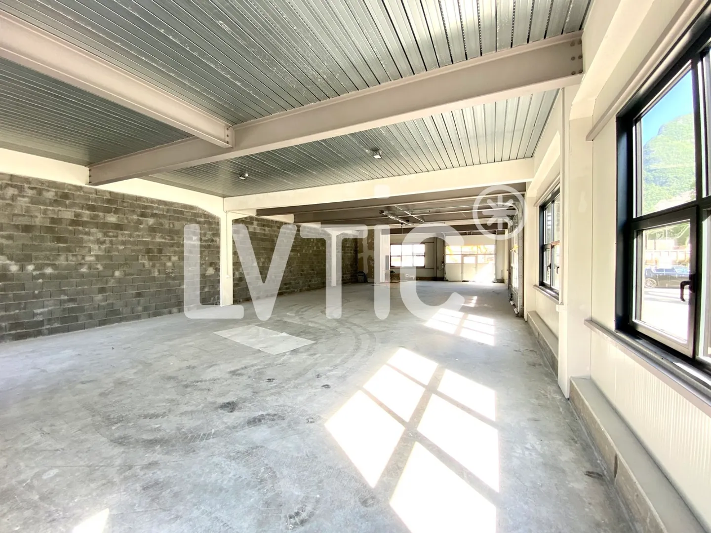 Magazzini, showroom, uffici, 1145 m2 divisibili in affitto vicino a Villeneuve - Foto 3 di 15