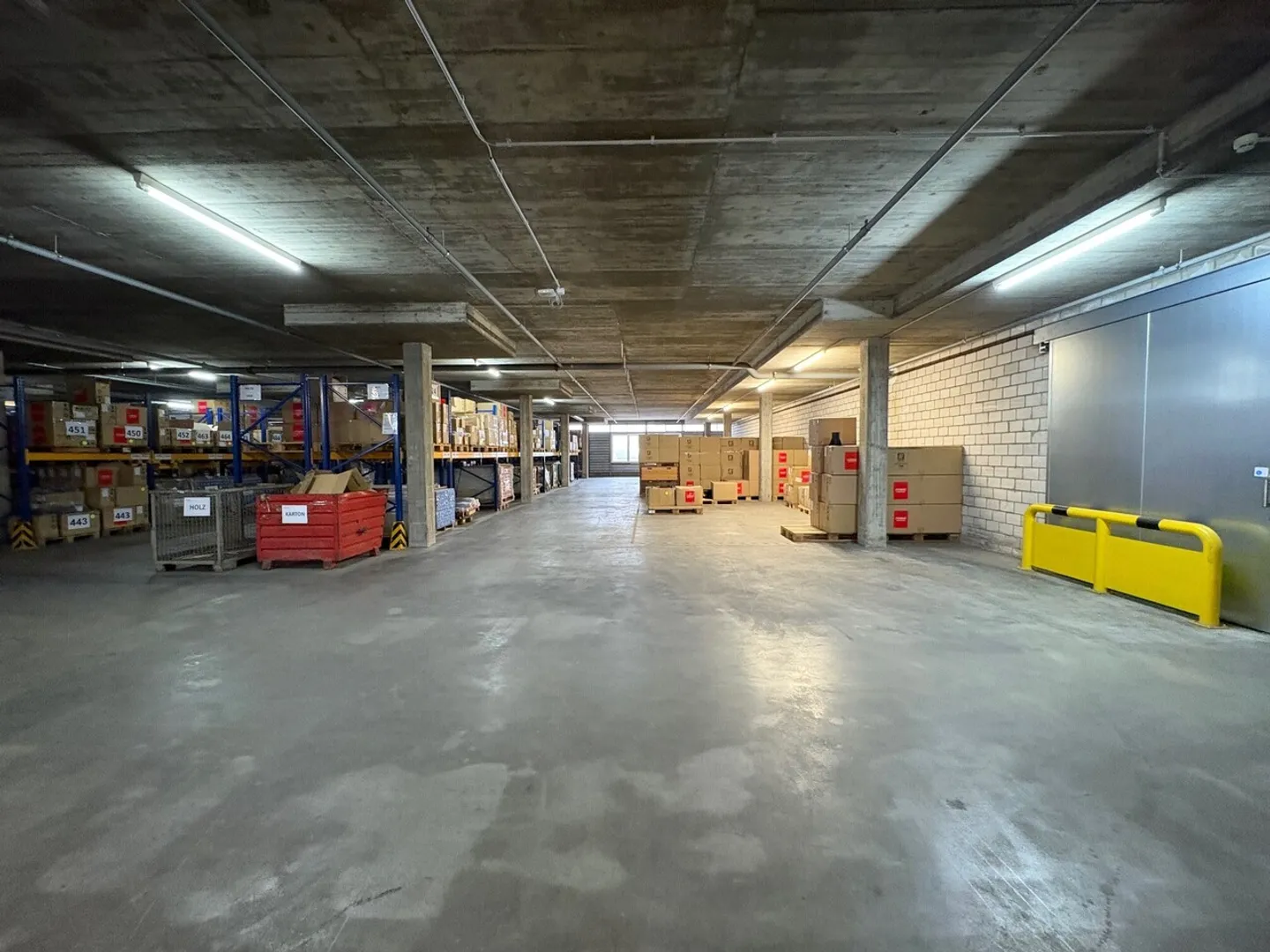 Mixed-use building for rent - Photo 3 of 8