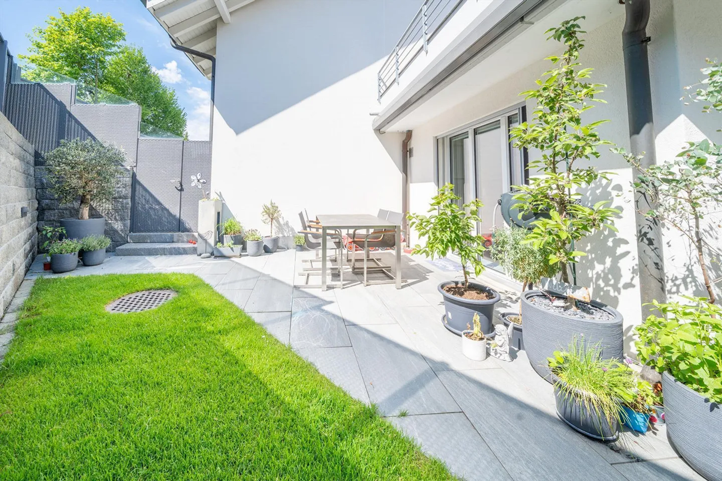 Modern and well-maintained - Attractive row single-family house - Photo 6 of 9