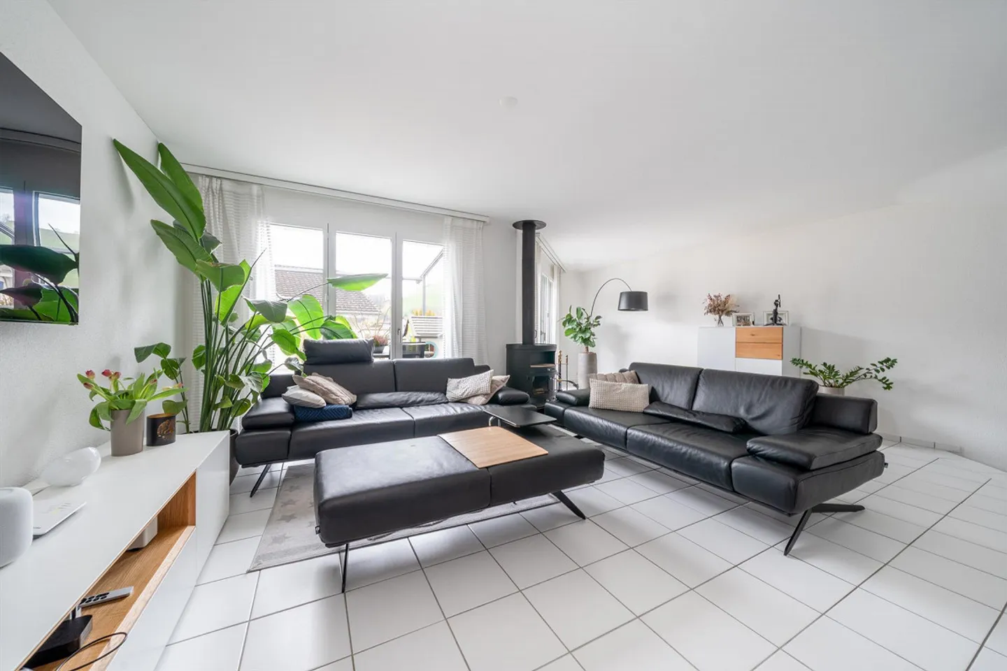 Modern and well-maintained - Attractive row single-family house - Photo 3 of 9