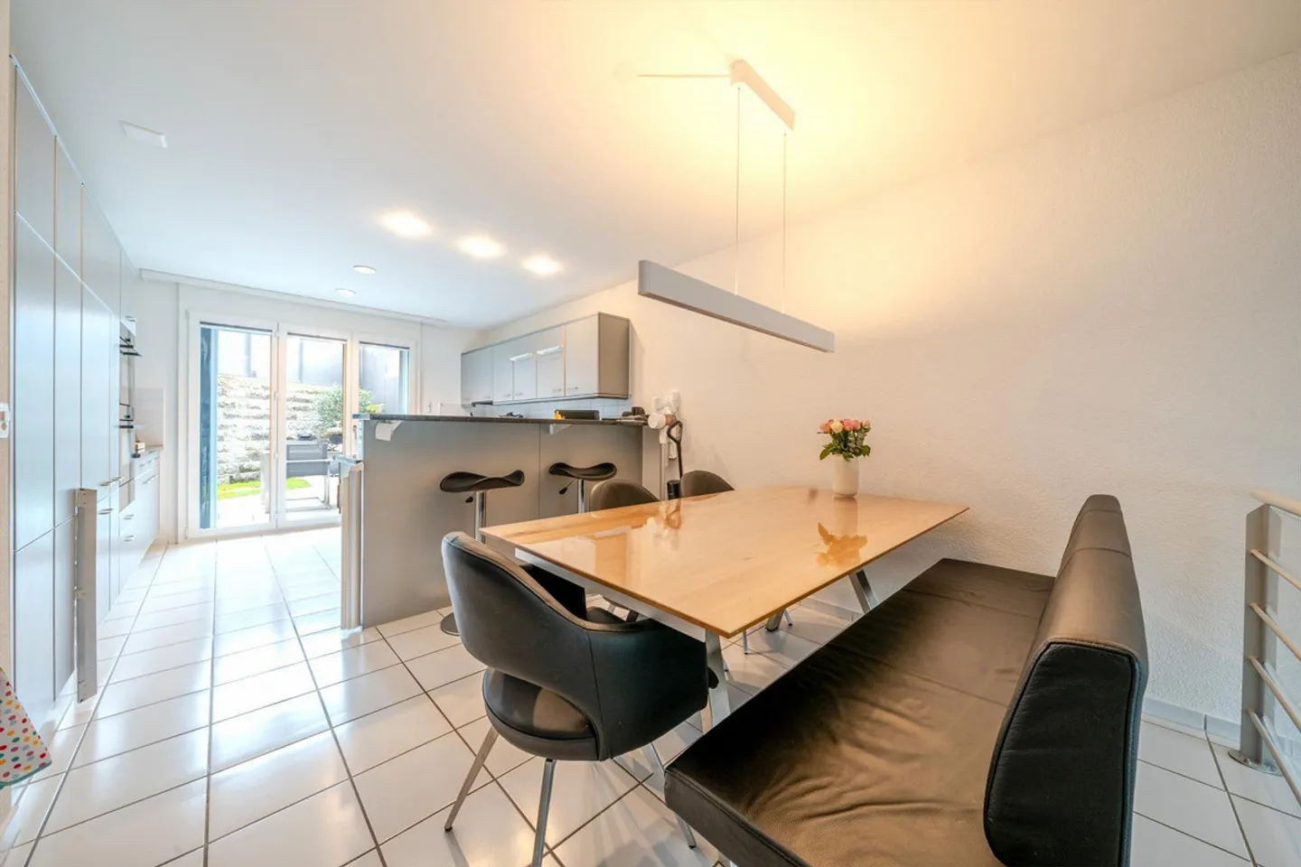 Modern and well-maintained - Attractive row single-family house - Photo 4 of 9
