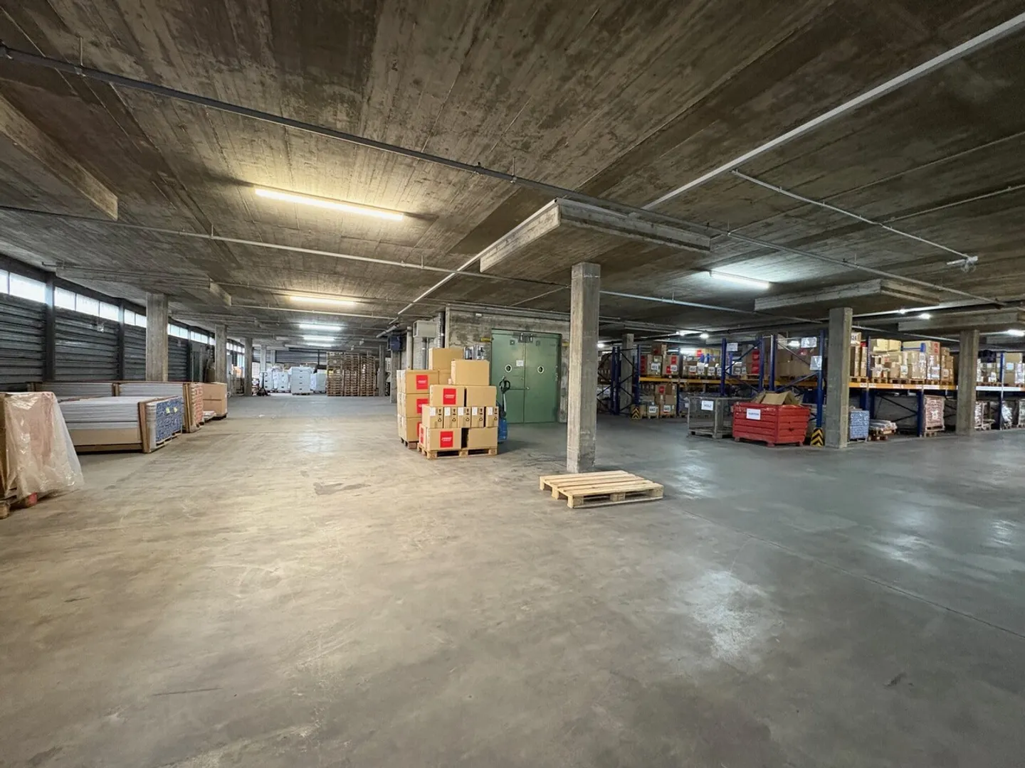 Mixed-use building for rent - Photo 2 of 8