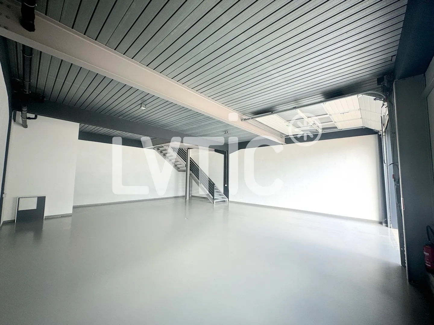 Magazzini, showroom, uffici, 1145 m2 divisibili in affitto vicino a Villeneuve - Foto 4 di 15