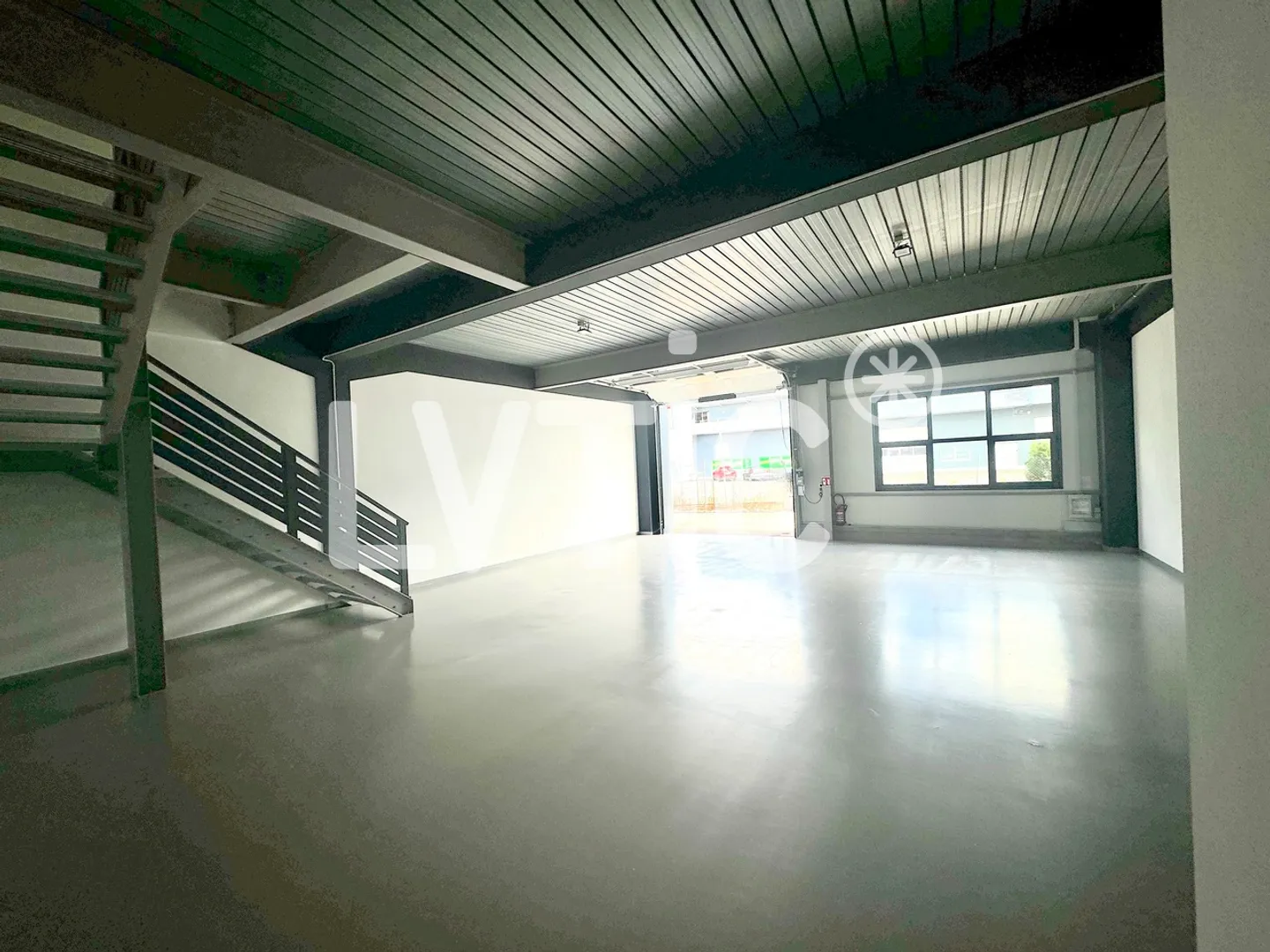 Magazzini, showroom, uffici, 1145 m2 divisibili in affitto vicino a Villeneuve - Foto 5 di 15