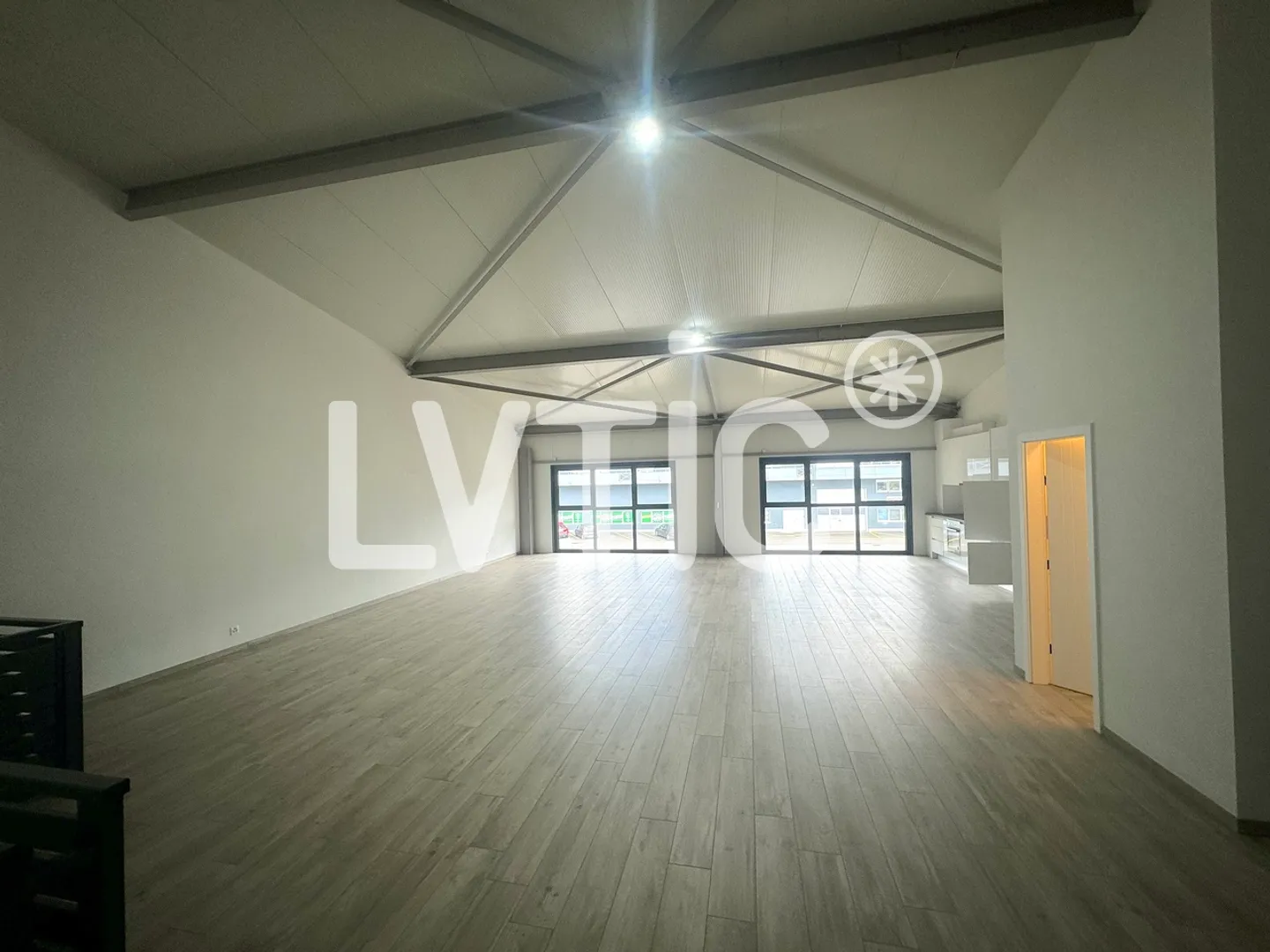 Magazzini, showroom, uffici, 1145 m2 divisibili in affitto vicino a Villeneuve - Foto 6 di 15