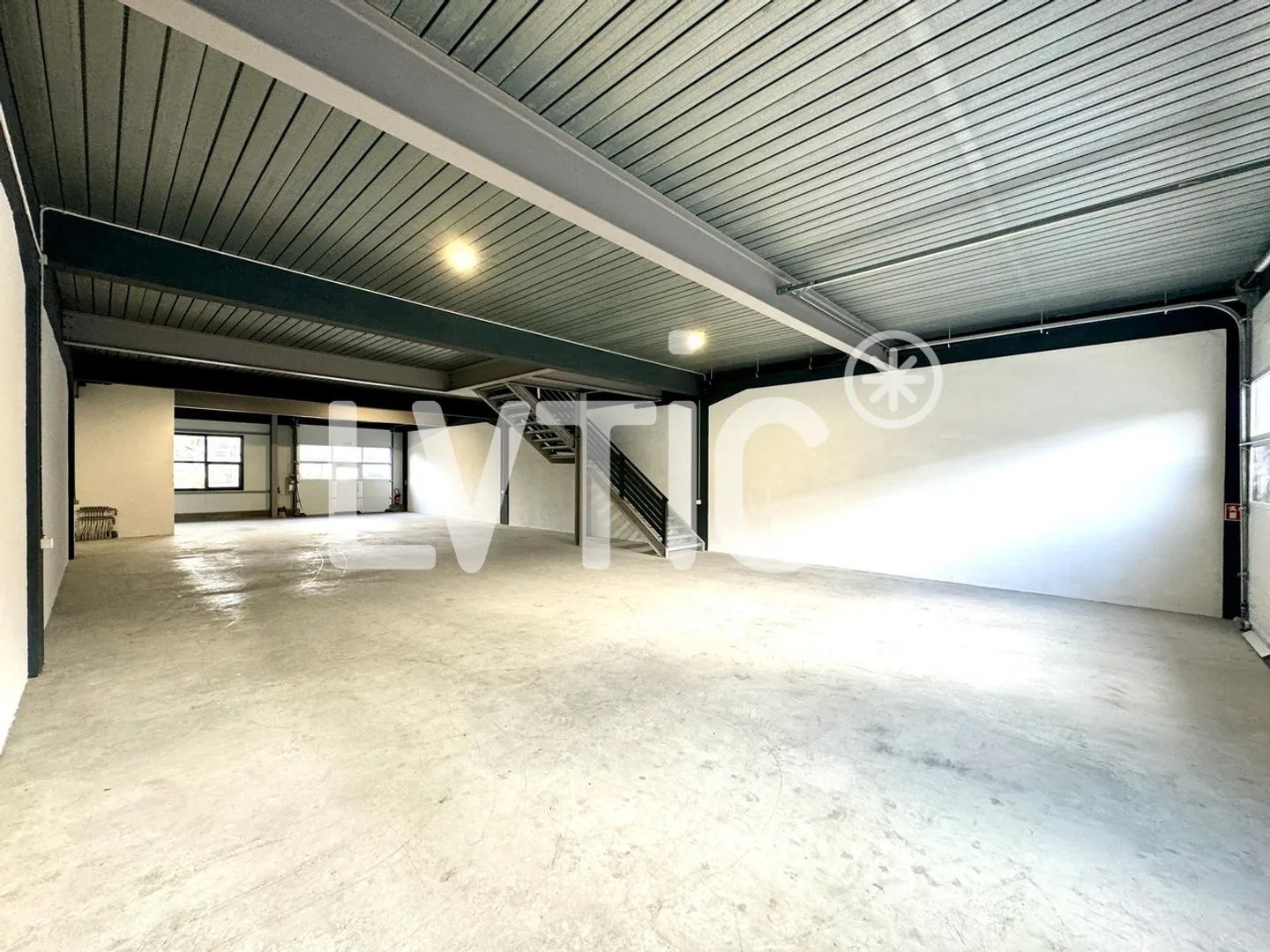Magazzini, showroom, uffici, 1145 m2 divisibili in affitto vicino a Villeneuve - Foto 8 di 15