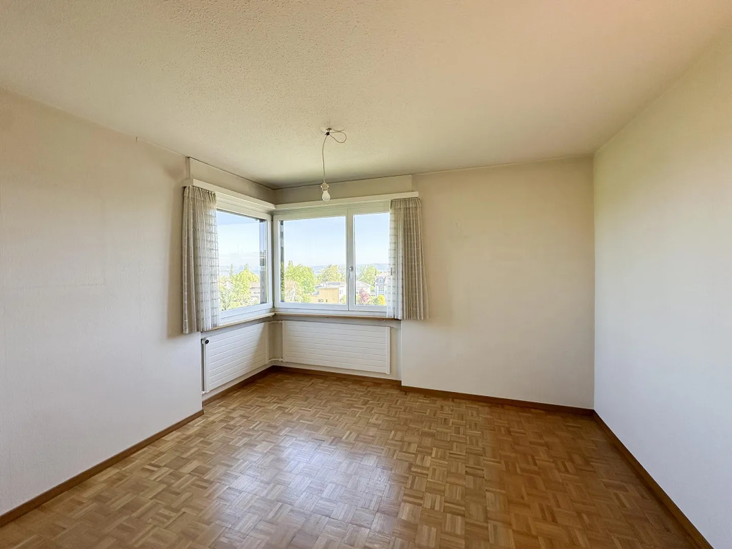 Spacious house with plenty of room for your own ideas - Photo 9 of 23