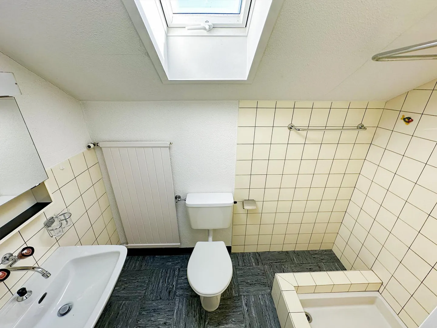 Spacious house with plenty of room for your own ideas - Photo 17 of 23