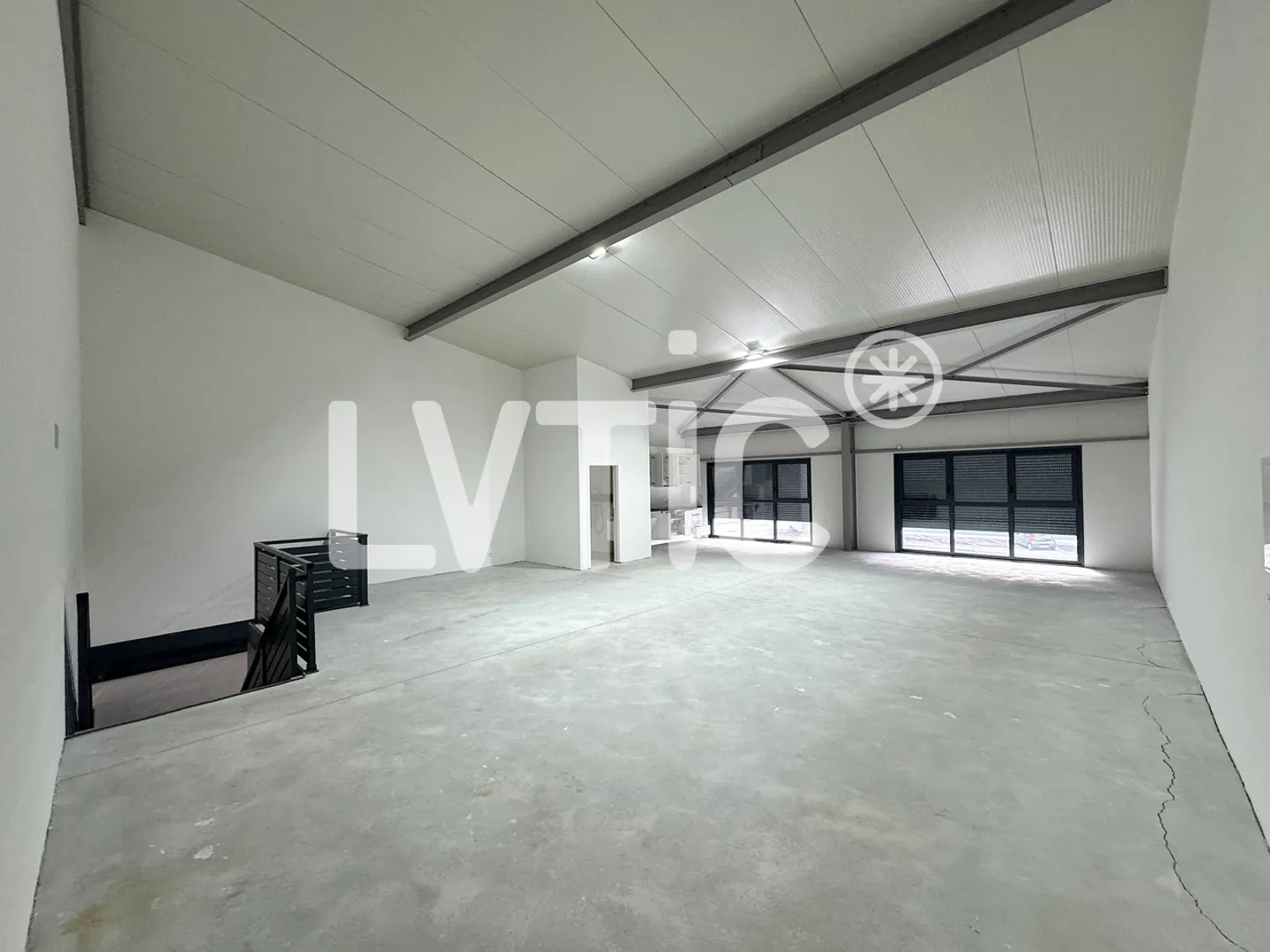 Magazzini, showroom, uffici, 1145 m2 divisibili in affitto vicino a Villeneuve - Foto 9 di 15