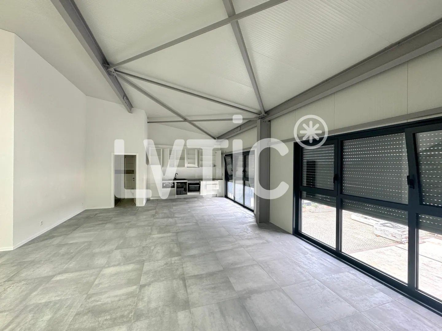 Magazzini, showroom, uffici, 1145 m2 divisibili in affitto vicino a Villeneuve - Foto 10 di 15