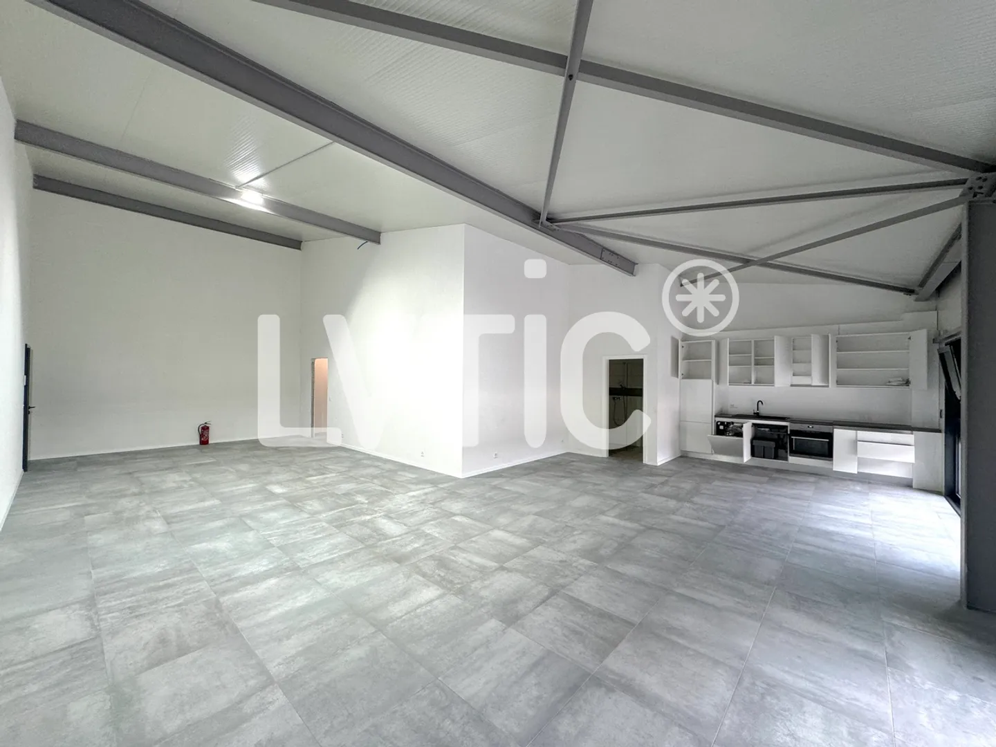 Magazzini, showroom, uffici, 1145 m2 divisibili in affitto vicino a Villeneuve - Foto 11 di 15