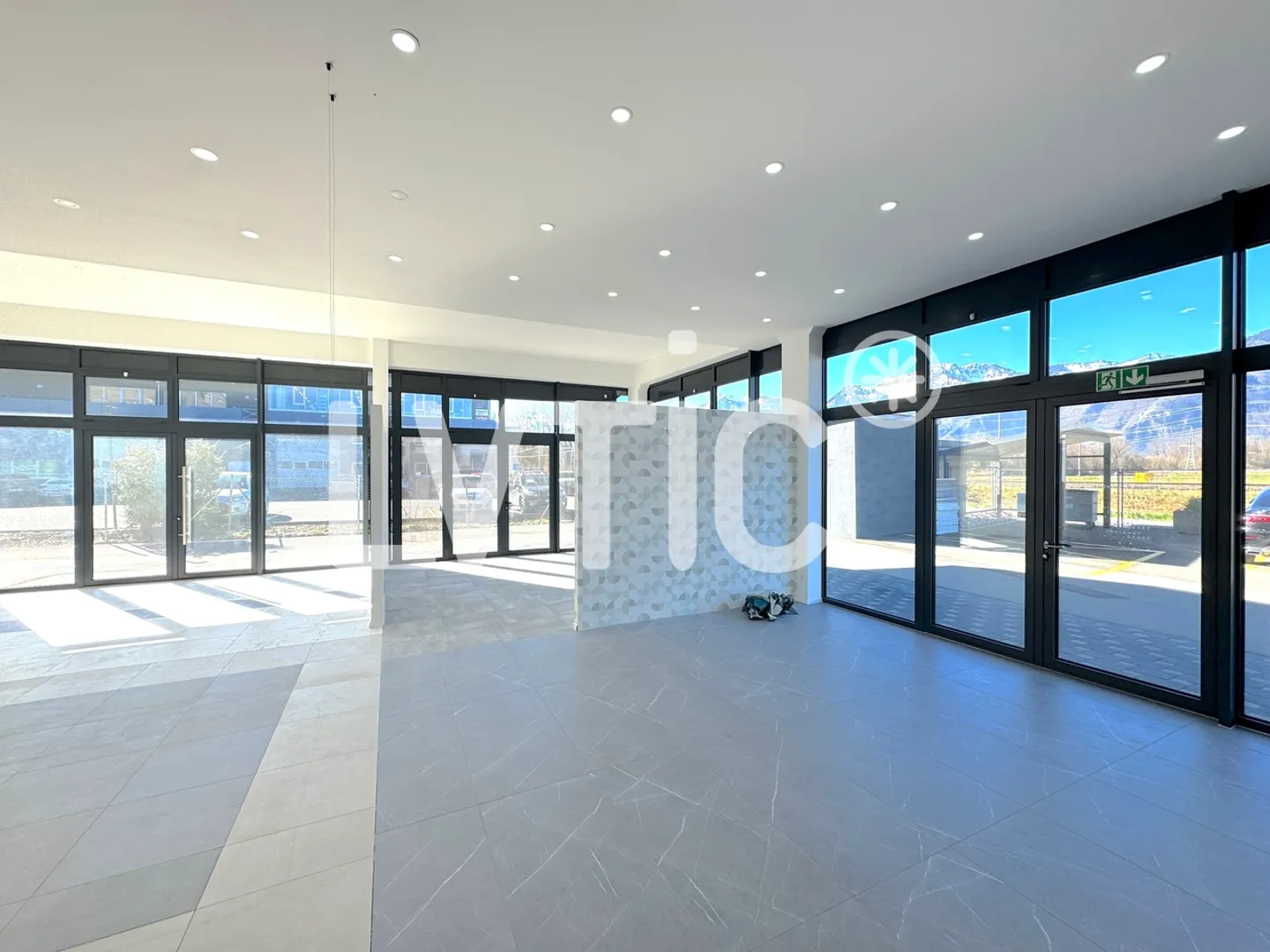 Magazzini, showroom, uffici, 1145 m2 divisibili in affitto vicino a Villeneuve - Foto 12 di 15