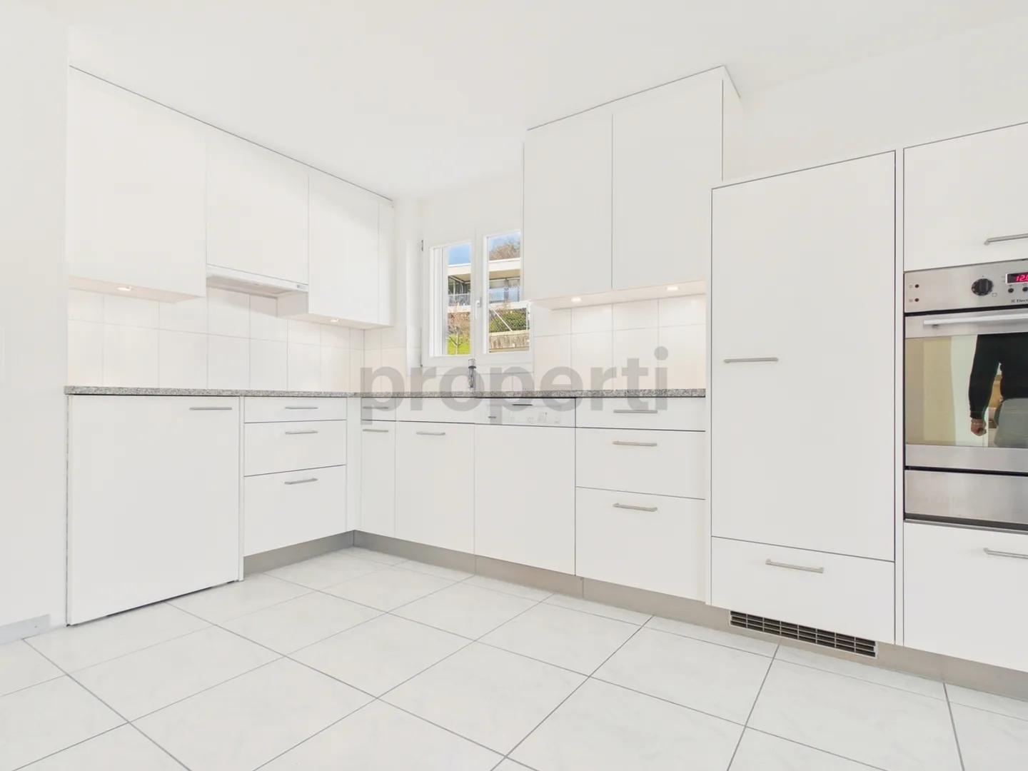 Moderne 3.5-Zimmer-Wohnung mit grosszügigem Grundriss und sonnigem Aussenbereich in Utzigen - Foto 7 di 13