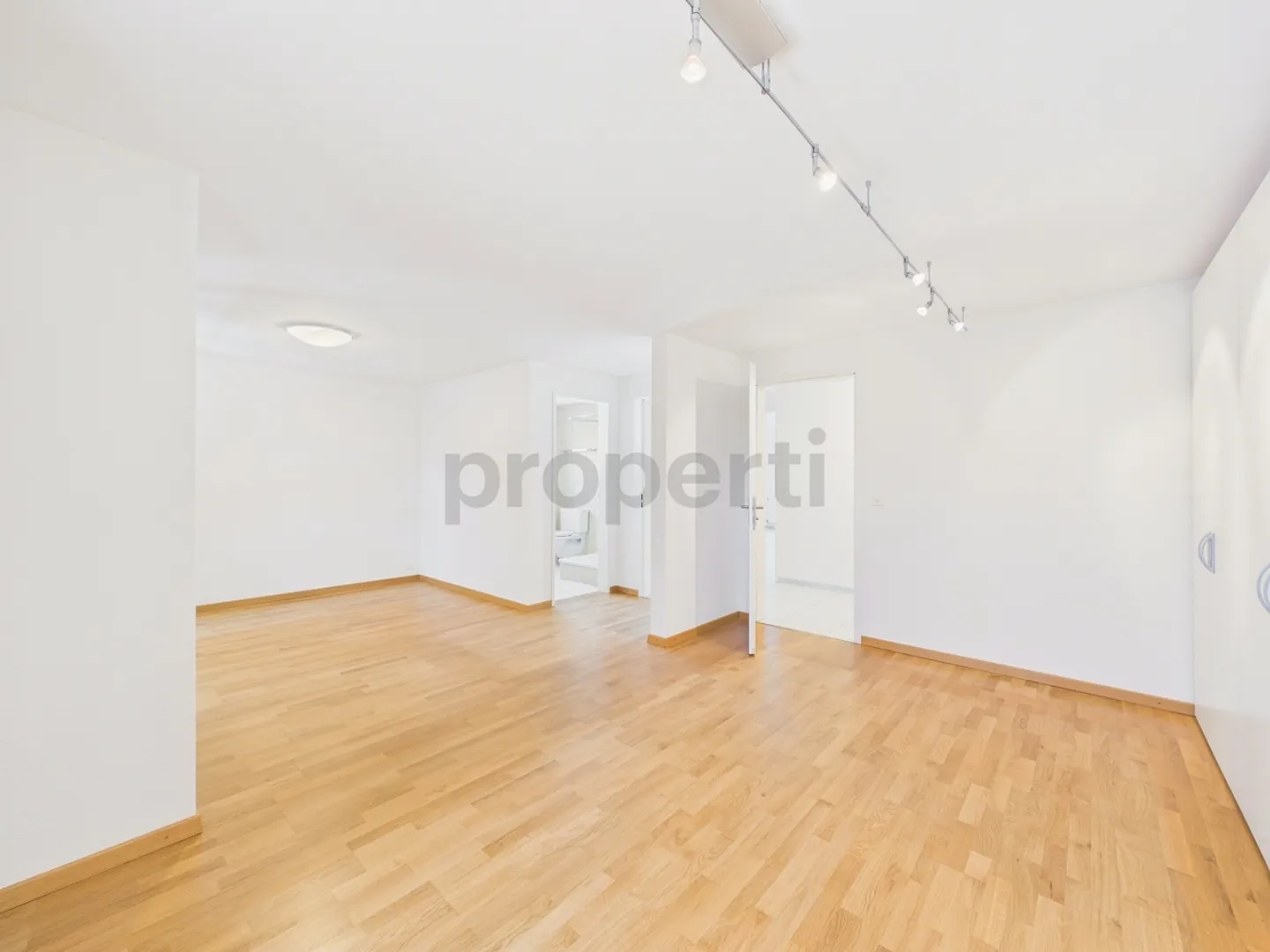 Moderne 3.5-Zimmer-Wohnung mit grosszügigem Grundriss und sonnigem Aussenbereich in Utzigen - Foto 9 di 13