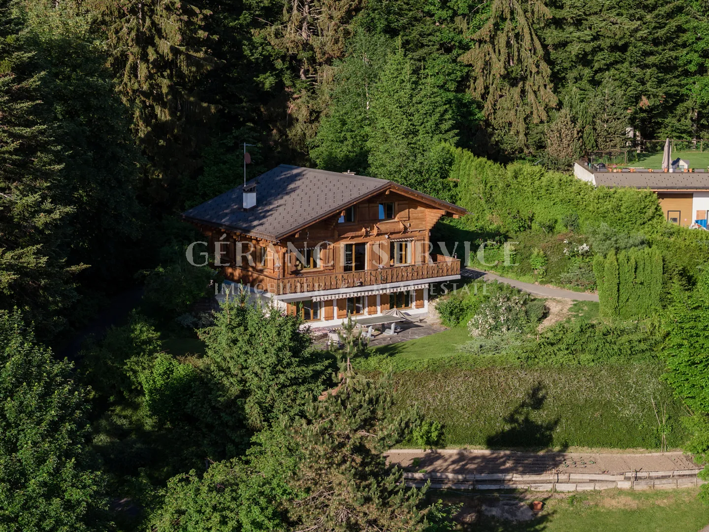 Charmantes Chalet mit Atemberaubenden Ausblicken - Foto 2 von 47