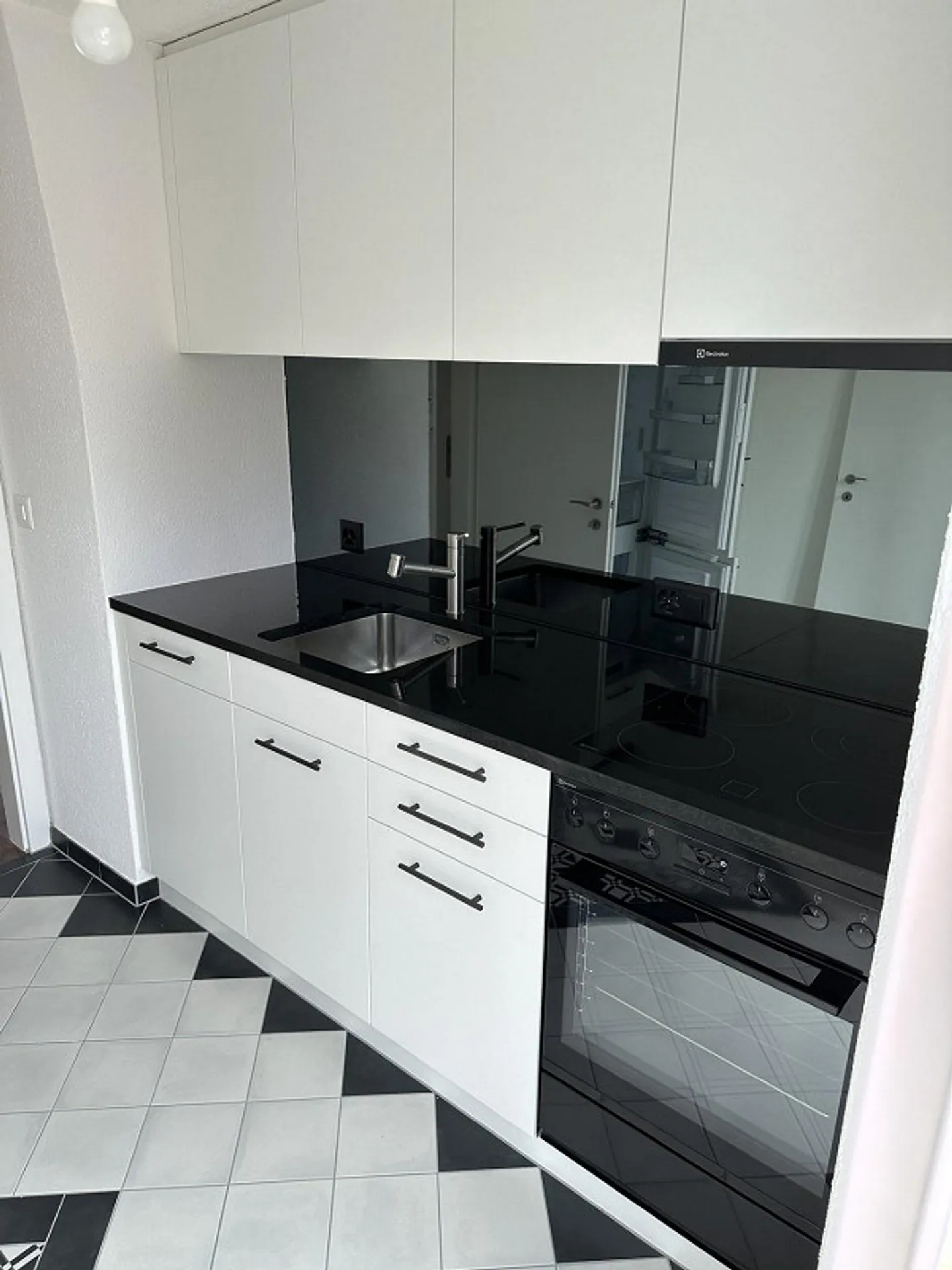 Incantevole appartamento mansardato 2.5 locali con balcone e vicinanza al lago a Horgen - Foto 3 di 13