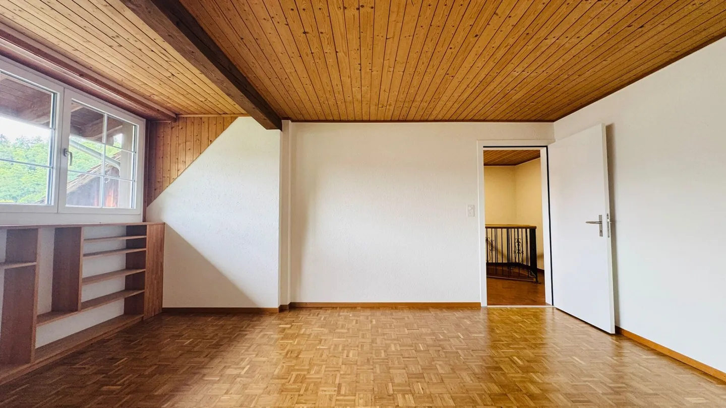 Well-maintained 5.5-room apartment on the 1st floor of a well-kept 2-family house with balcony, parking space & garden use - Photo 3 of 22