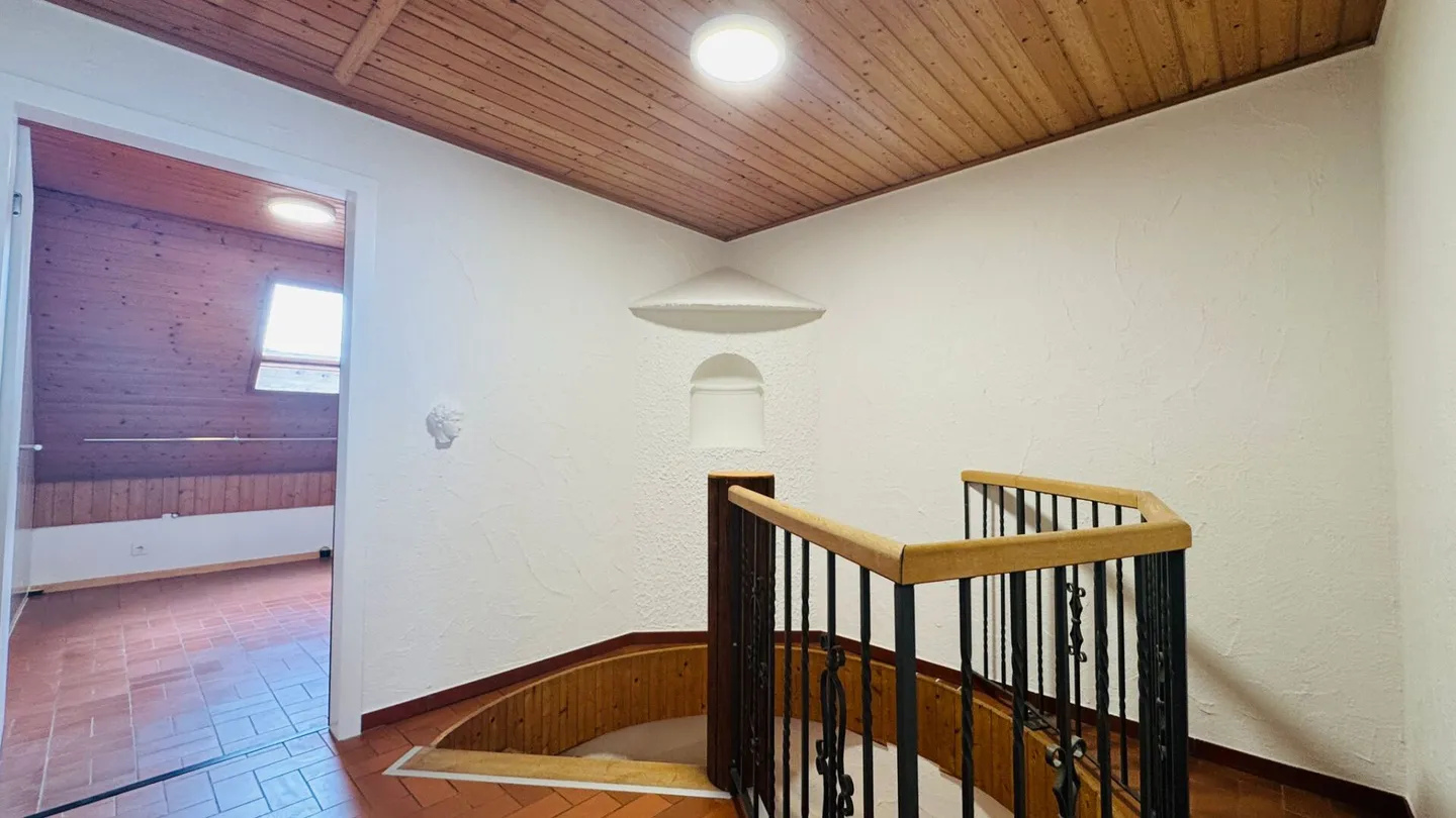 Well-maintained 5.5-room apartment on the 1st floor of a well-kept 2-family house with balcony, parking space & garden use - Photo 4 of 22