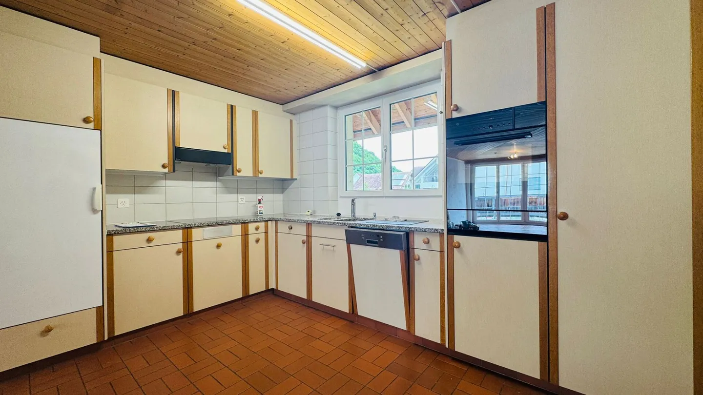 Well-maintained 5.5-room apartment on the 1st floor of a well-kept 2-family house with balcony, parking space & garden use - Photo 5 of 22
