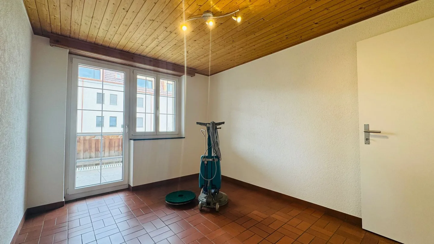 Well-maintained 5.5-room apartment on the 1st floor of a well-kept 2-family house with balcony, parking space & garden use - Photo 6 of 22