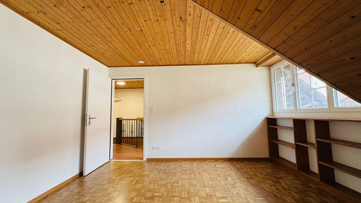 Well-maintained 5.5-room apartment on the 1st floor of a well-kept 2-family house with balcony, parking space & garden use - Photo 8 of 22