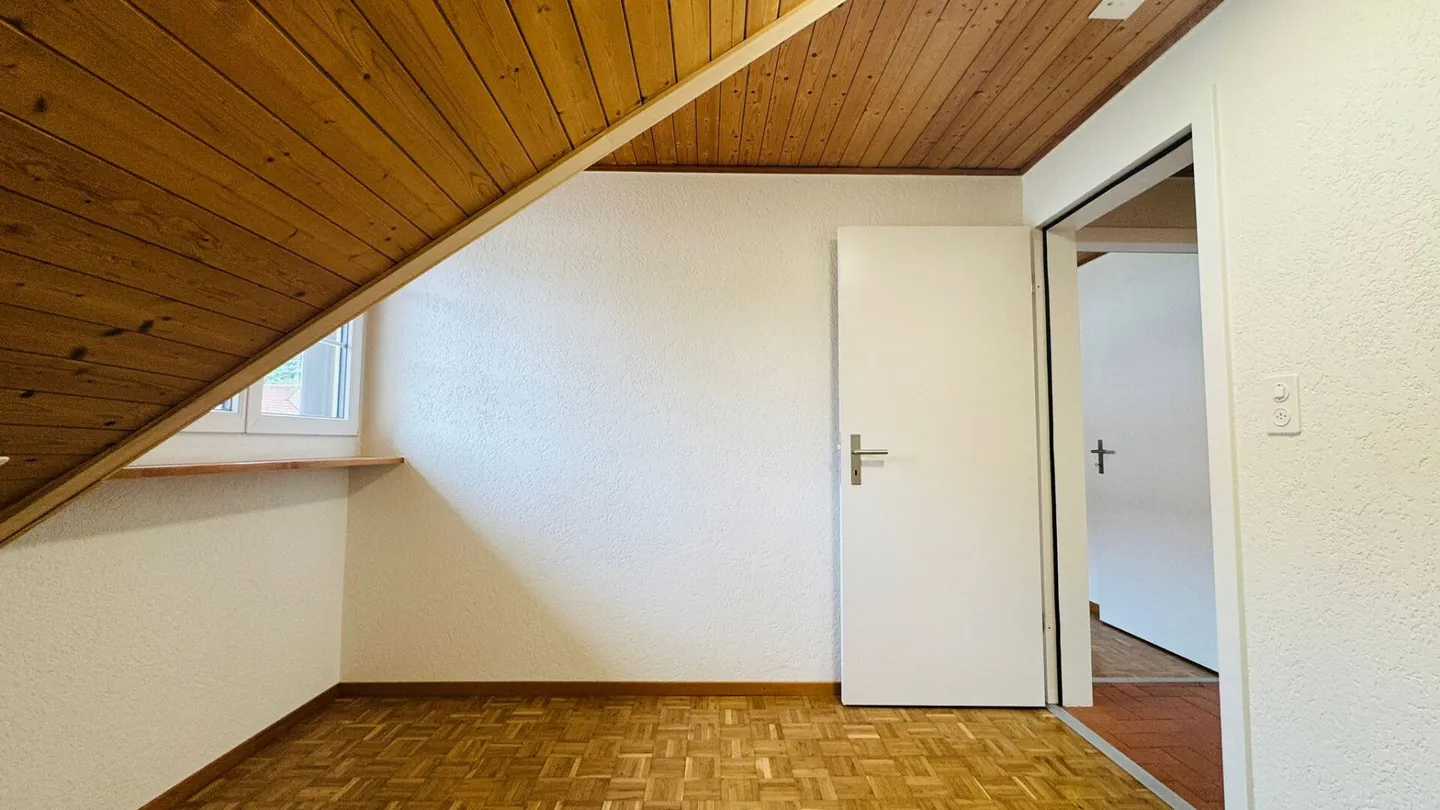 Well-maintained 5.5-room apartment on the 1st floor of a well-kept 2-family house with balcony, parking space & garden use - Photo 9 of 22
