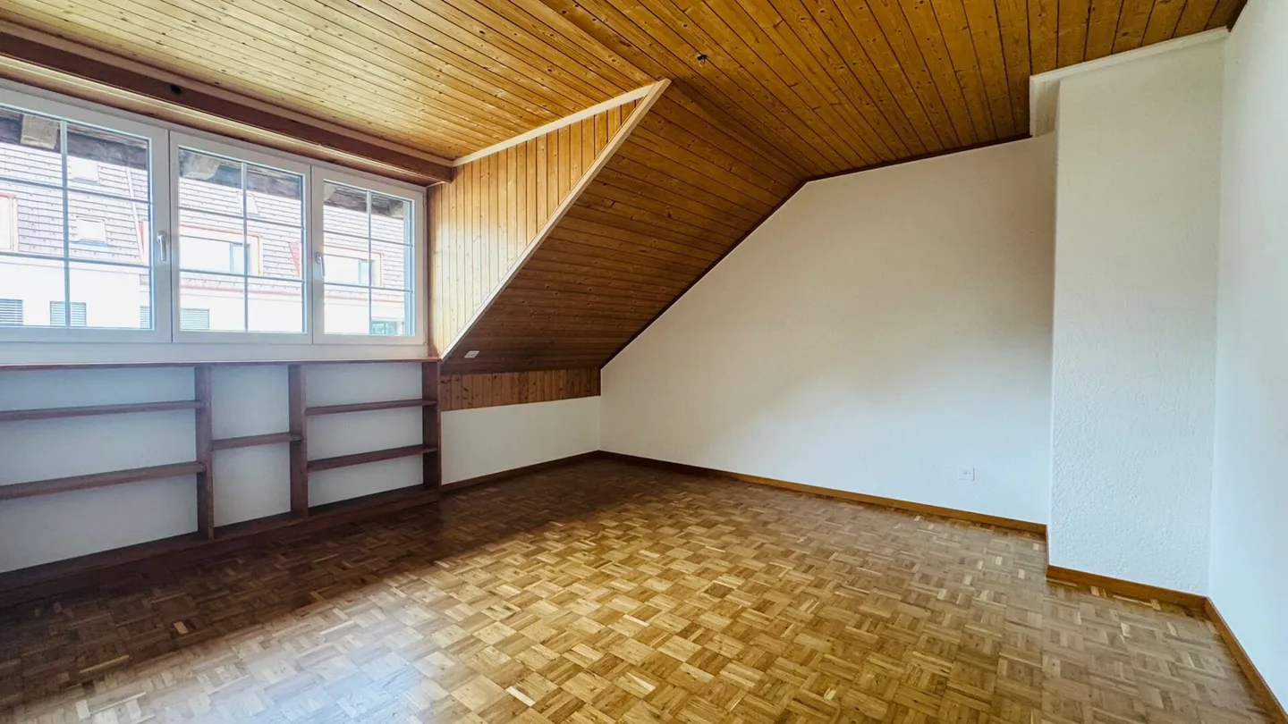 Well-maintained 5.5-room apartment on the 1st floor of a well-kept 2-family house with balcony, parking space & garden use - Photo 10 of 22