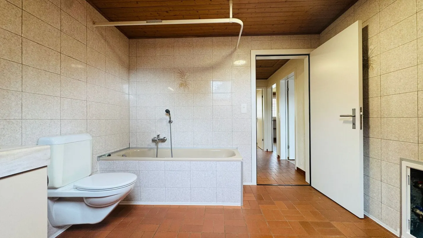 Well-maintained 5.5-room apartment on the 1st floor of a well-kept 2-family house with balcony, parking space & garden use - Photo 11 of 22