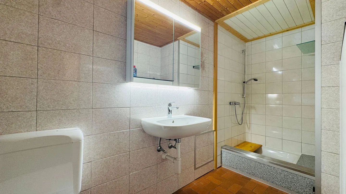 Well-maintained 5.5-room apartment on the 1st floor of a well-kept 2-family house with balcony, parking space & garden use - Photo 12 of 22