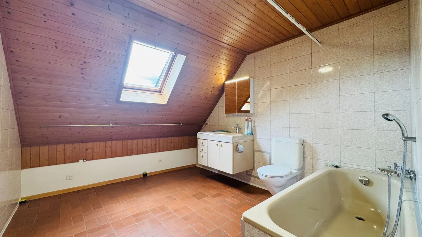 Well-maintained 5.5-room apartment on the 1st floor of a well-kept 2-family house with balcony, parking space & garden use - Photo 13 of 22