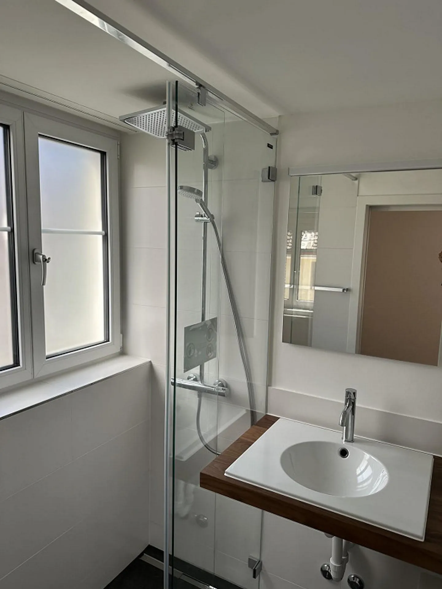 Incantevole appartamento mansardato 2.5 locali con balcone e vicinanza al lago a Horgen - Foto 4 di 13