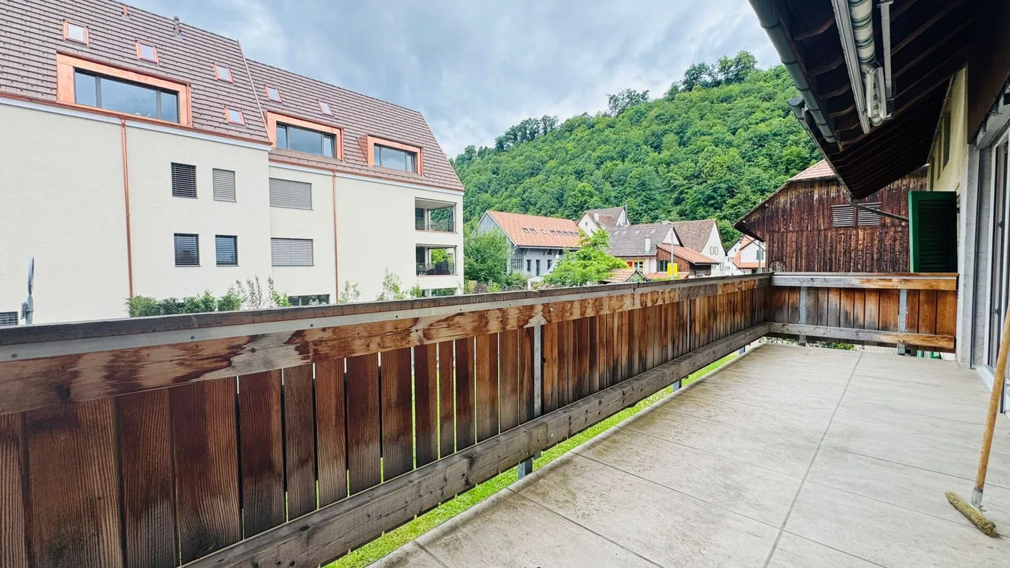 Well-maintained 5.5-room apartment on the 1st floor of a well-kept 2-family house with balcony, parking space & garden use - Photo 16 of 22