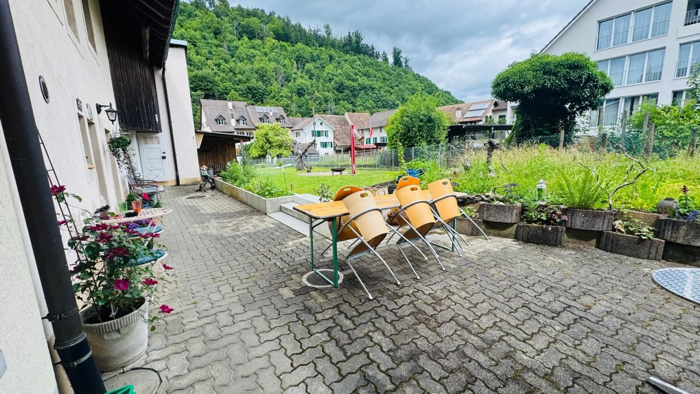 Well-maintained 5.5-room apartment on the 1st floor of a well-kept 2-family house with balcony, parking space & garden use - Photo 18 of 22