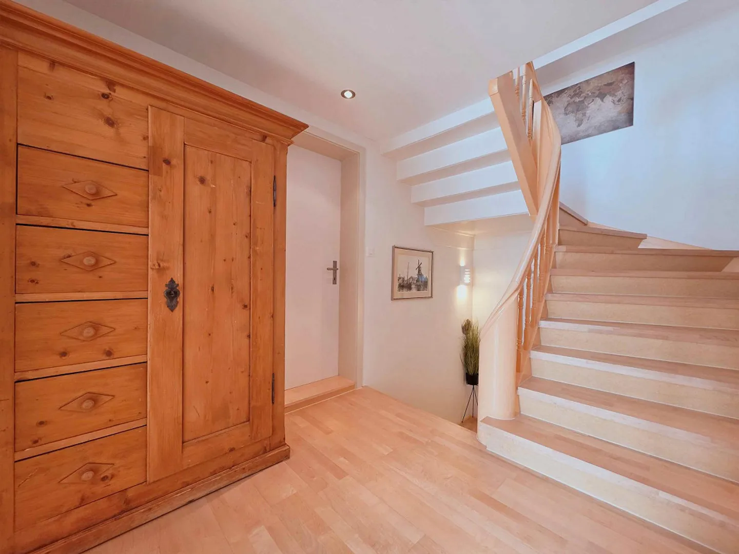 Charming 9.5-Room Single-Family House in the Center - Photo 3 of 15