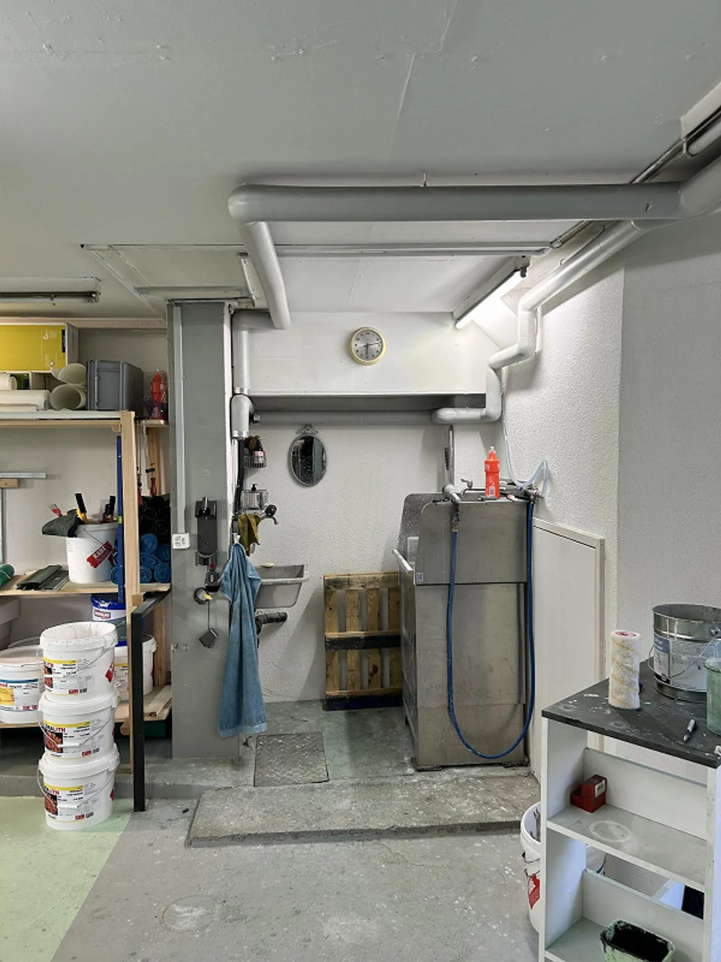 Commercial space with spray booth - Photo 2 of 9