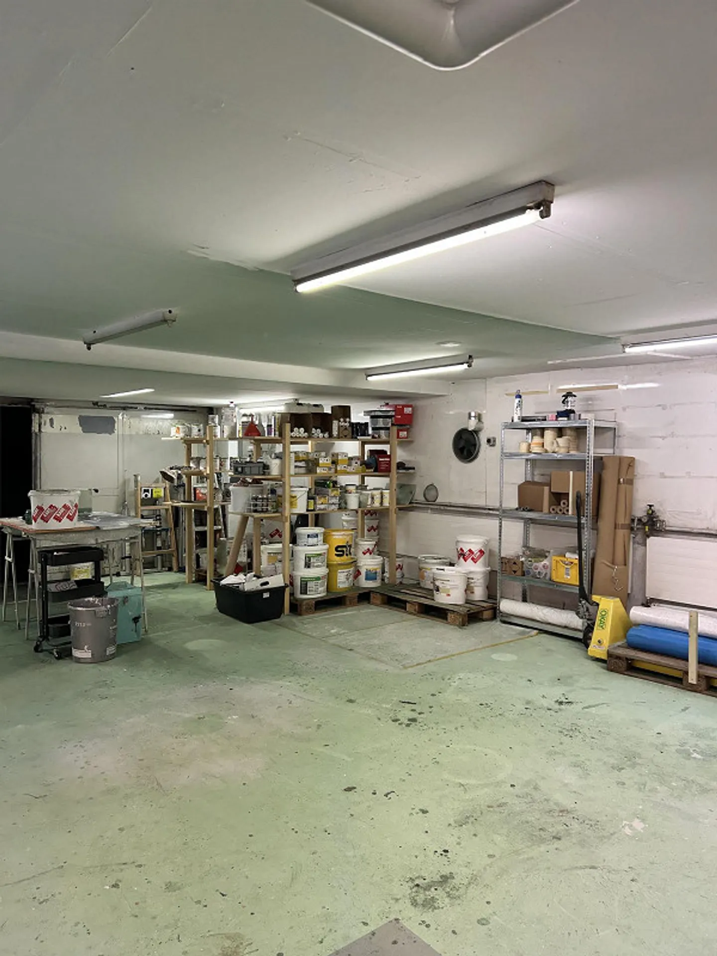 Commercial space with spray booth - Photo 3 of 9