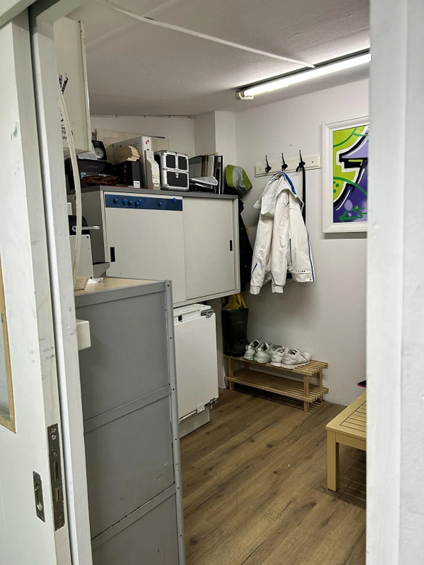 Commercial space with spray booth - Photo 4 of 9