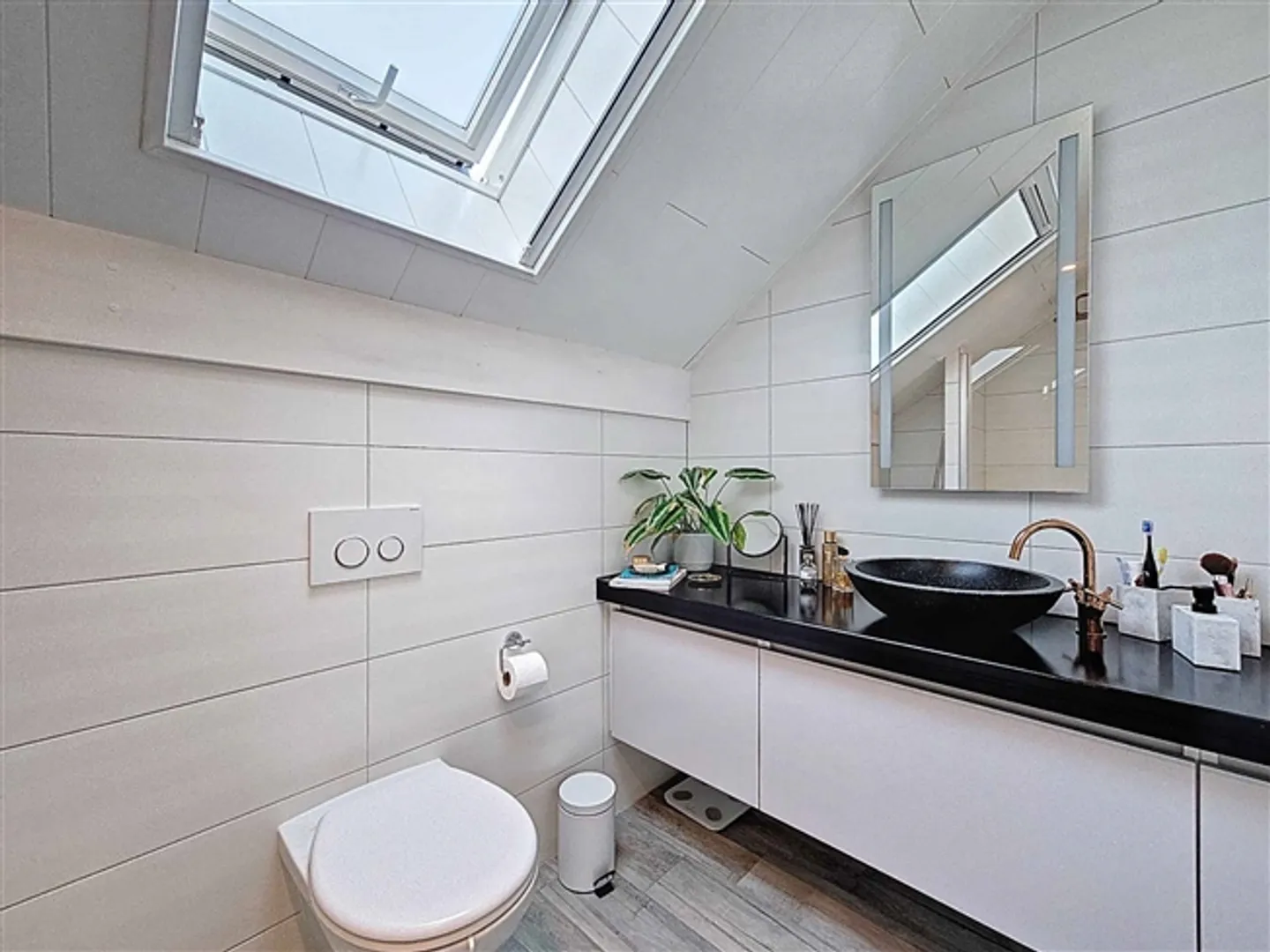 Modern Semi-Detached House with Garden - Photo 11 of 13