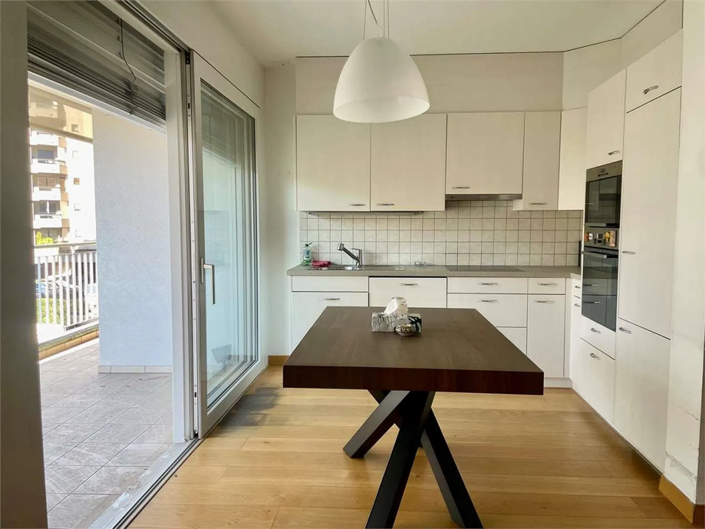 Spazioso e luminoso appartamento di 2,5 locali con ampia terrazza - Foto 2 di 13