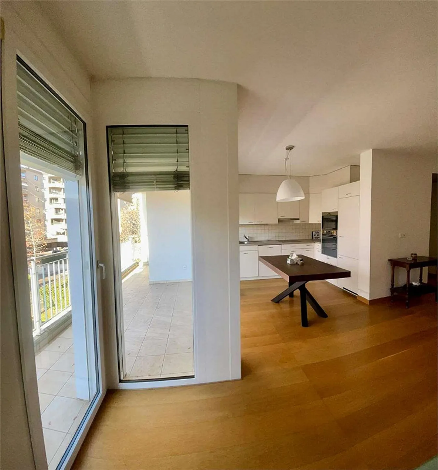 Spazioso e luminoso appartamento di 2,5 locali con ampia terrazza - Foto 3 di 13