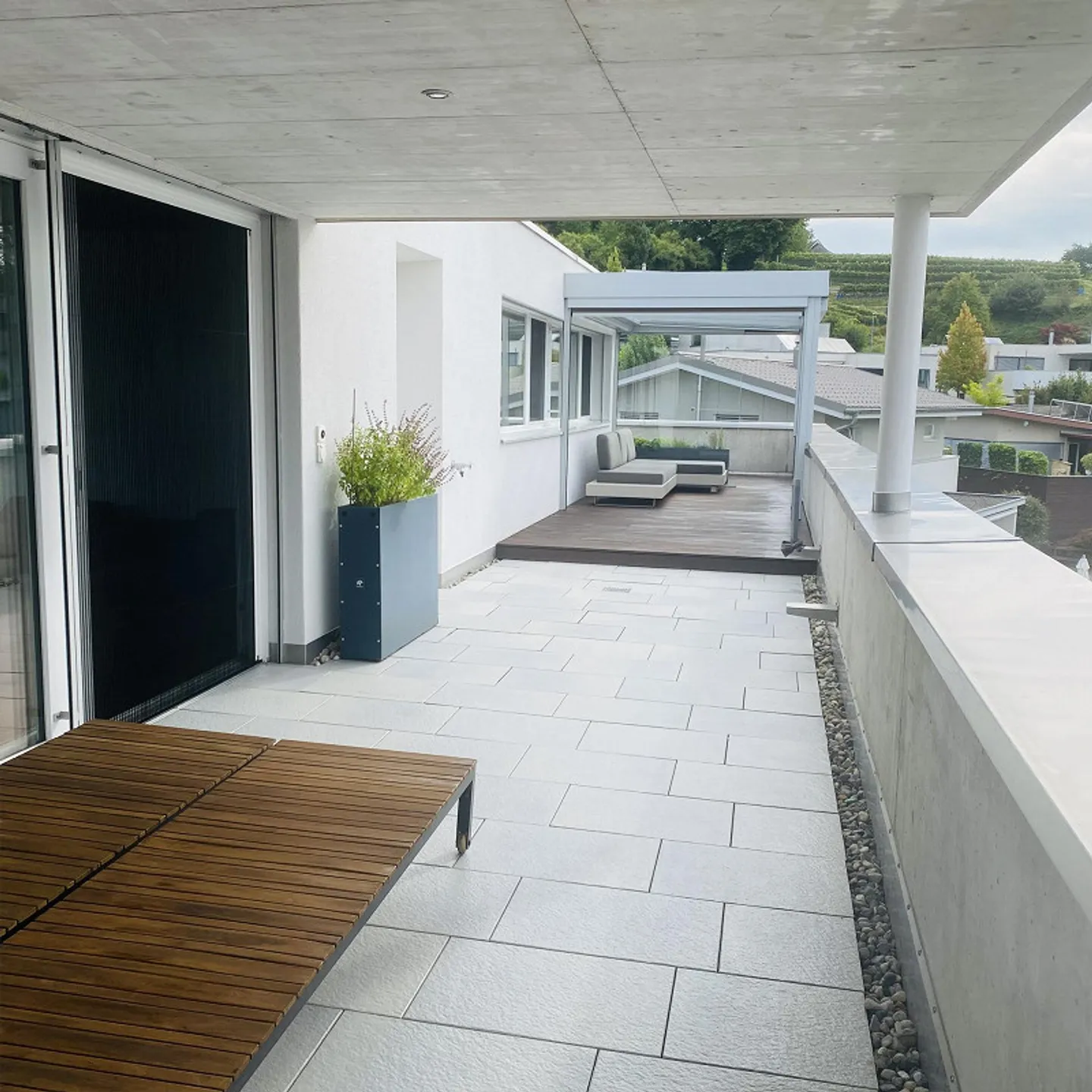 Appartement Attique de 5,5 pièces avec vue (avec jusqu'à 5 places de parking en sous-sol) - Photo 2 sur 30