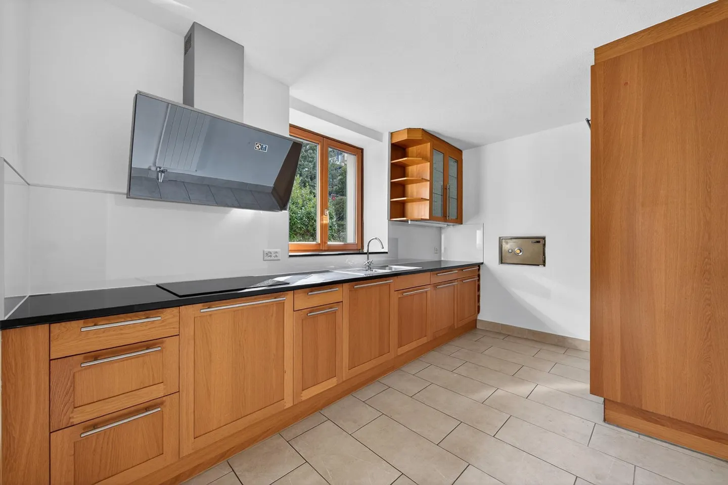 A Jewel in the "Zugerrose" - Apartment with Character - Photo 5 of 11