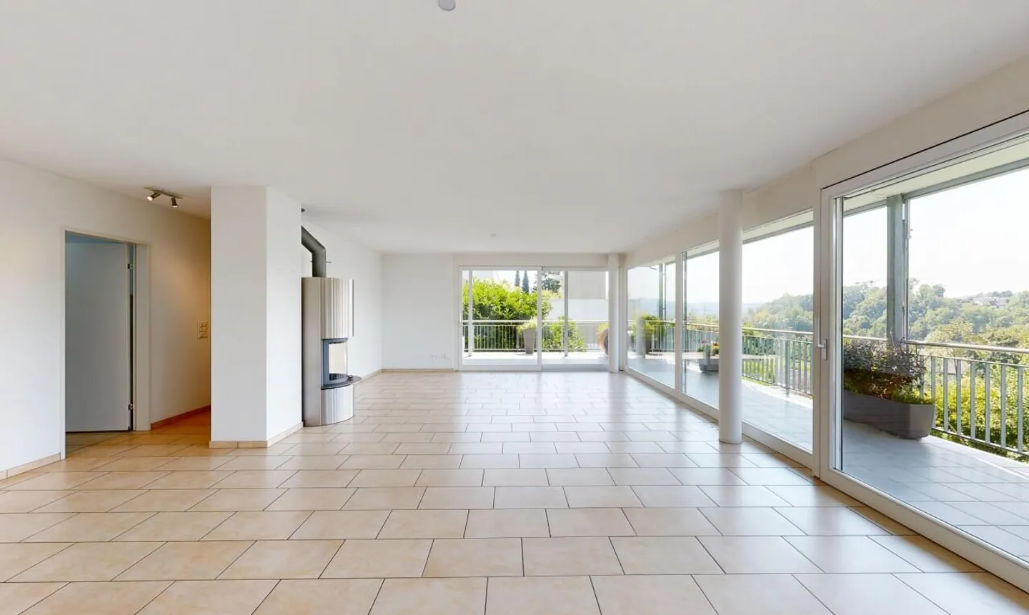 Appartamento con Terrazza Luminoso con Vista Panoramica & Comfort - Foto 2 di 11