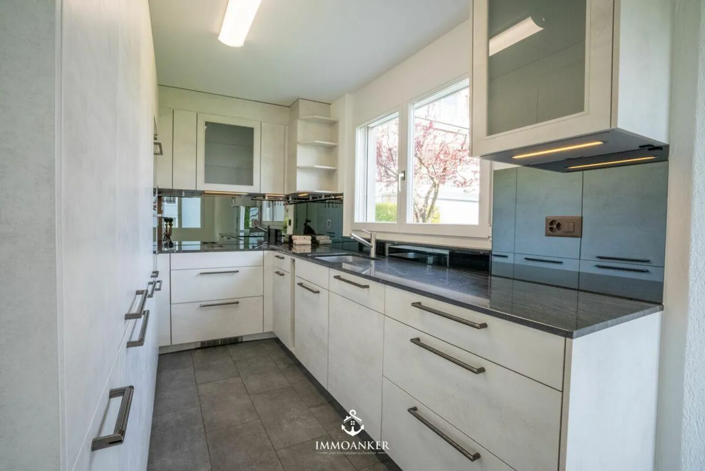 Light-Filled Living with Terrace and Balcony in a Quiet Location - Photo 6 of 15