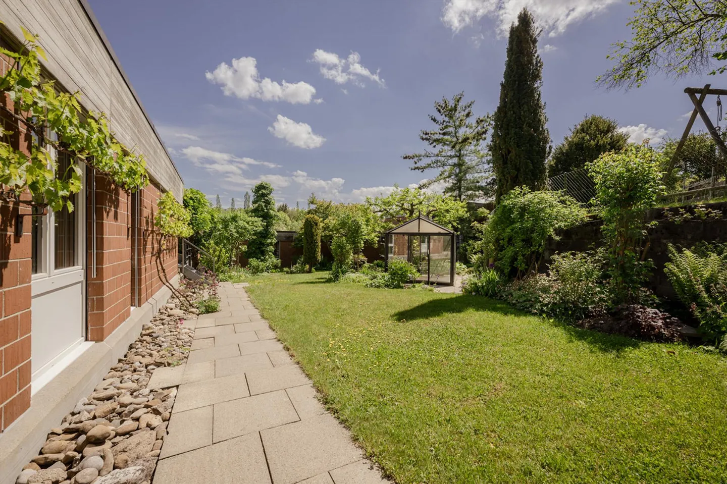 The dream of a terrace house with a large garden area in Bern - Photo 2 of 16